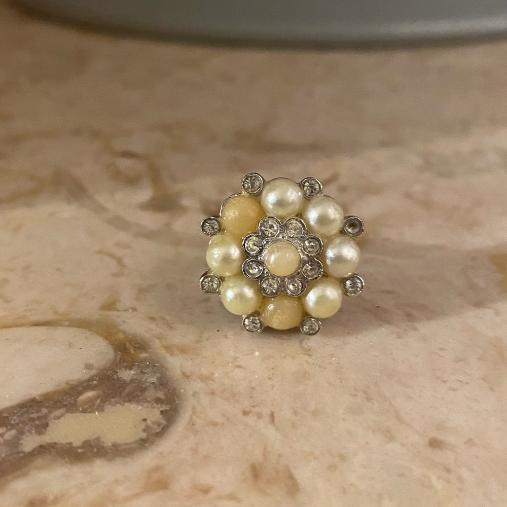 Sarah Coventry Pearl ring. Ring is adjustable